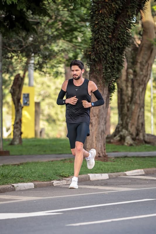 Prof. Dario Guimarães correndo em treino de rua